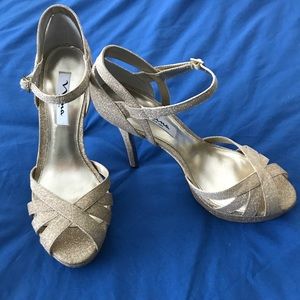 NWOT Nina gold platform heels